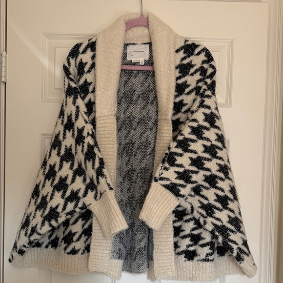 Anthropologie Sweaters - Anthropologie Cream and Black batwing cardigan